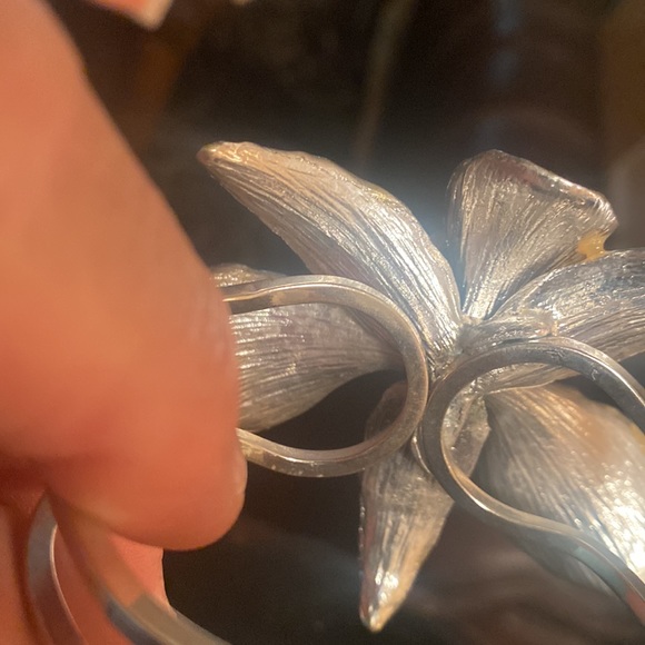 Hinged Flower Metal Bracelet, Yellow & Black, Very Pretty , Looks like 925, 💙 - Picture 8 of 9